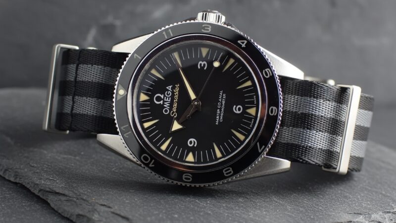 NATOストラップが装着されたオメガ シーマスター スペクターモデル