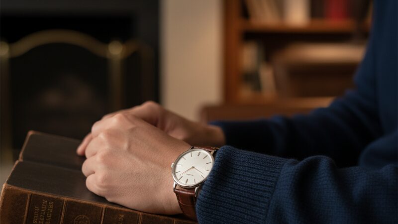 ニットに合わせたドレスウォッチのカジュアルコーデ