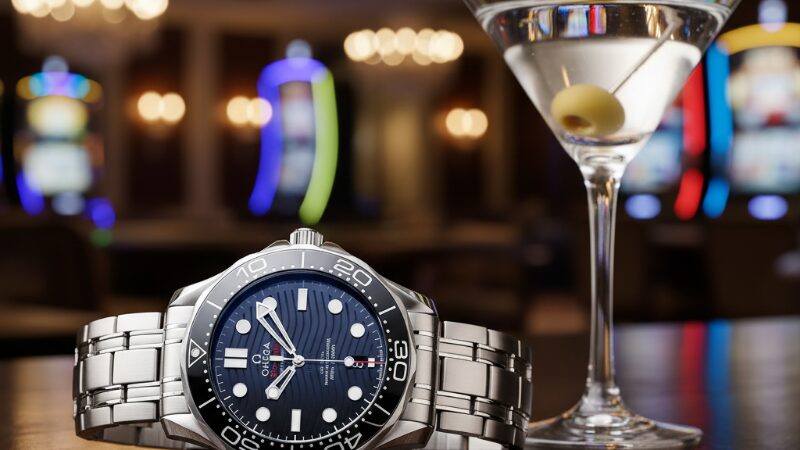 オメガ シーマスターとカクテルグラスが置かれたバーカウンター