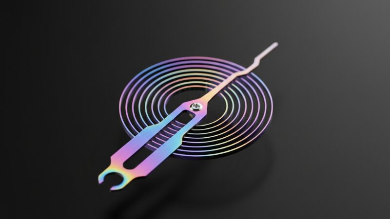 光の加減で虹色に輝くシリコン製ヒゲゼンマイ