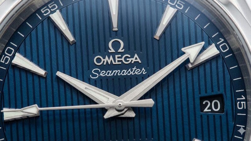 縦ストライプのチークコンセプトが施された、オメガ シーマスター アクアテラの深い青色の文字盤