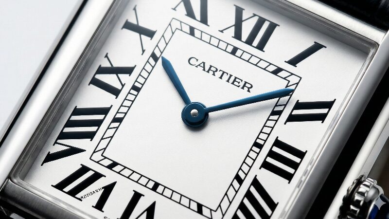 カルティエタンクを彷彿とさせる、白い文字盤、黒いローマ数字インデックス、内側のレールウェイ分目盛り