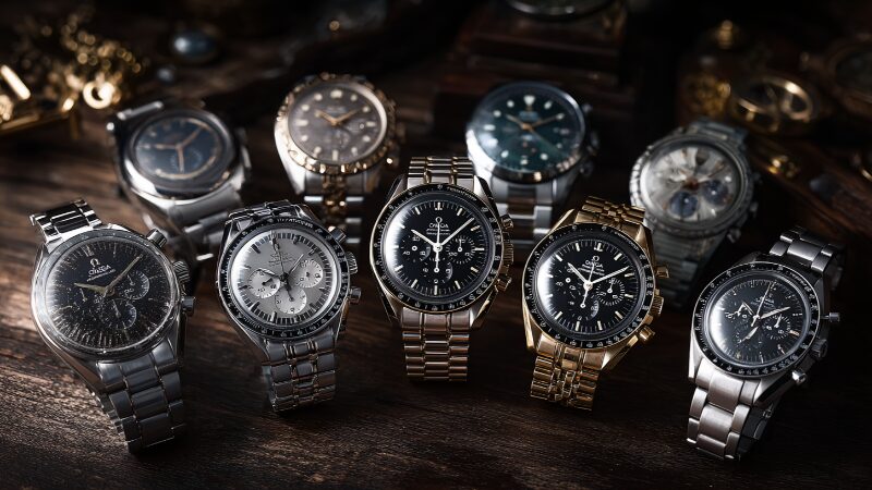 テーブルに置かれたオメガの腕時計コレクション