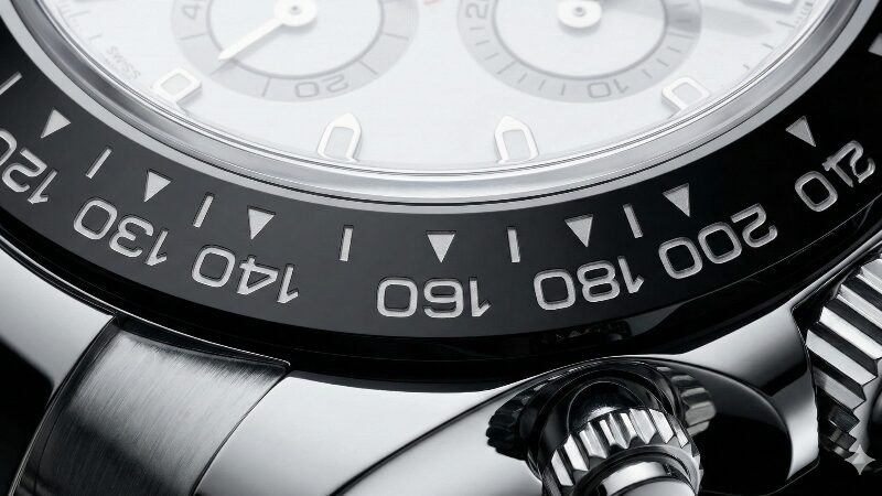 高級クロノグラフのセラミックベゼルに刻まれたタキメーターの目盛りのアップ