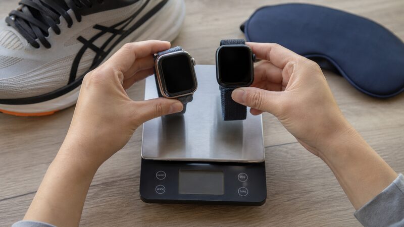 アップルウォッチのステンレスとアルミの重量差を比較する手元