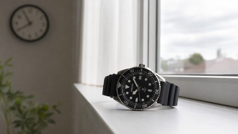 明るい窓辺に置いて充電しているプロスペックス ソーラー。止まった時の切り分け手順の解説用