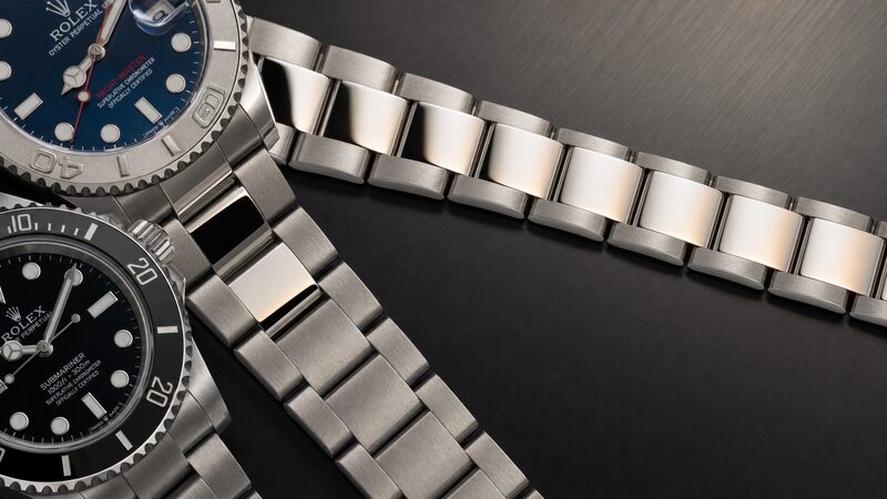 ポリッシュ中央コマのヨットマスターと全サテン仕上げのサブマリーナ、ブレスレットの質感差を示す接写