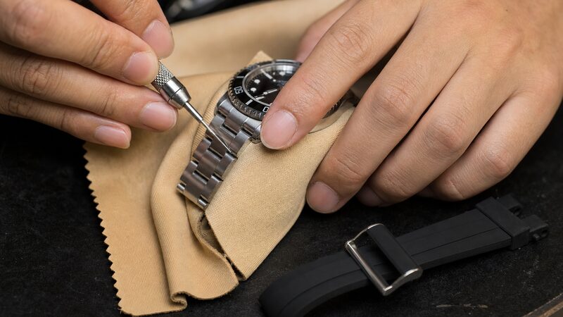 バネ棒外し工具でロレックスのベルトを交換する手元を写し、取り付け作業とDIYの様子を示した写真