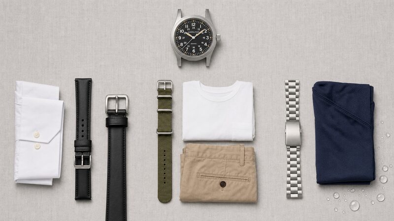 平日のレザー・休日のナイロン・水回りのステンレスブレスという20mm3本のローテーションを、服の小物と一緒に真上から3列に並べた俯瞰写真
