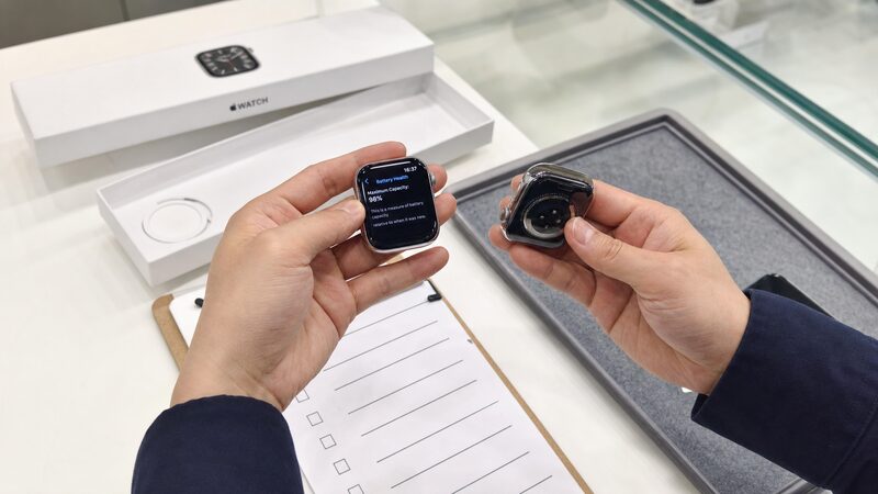 中古アップルウォッチのステンレス購入前チェックを行う場面
