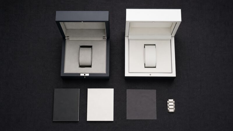 ゼニスとIWCの国際保証書と箱・付属品一式を並べたフラットレイ写真
