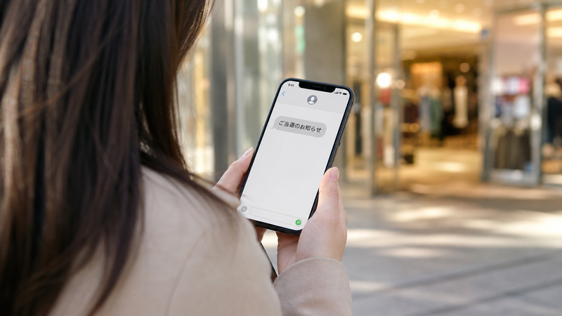 ロレックス正規店の抽選予約当選通知を確認するスマートフォン画面のイメージ
