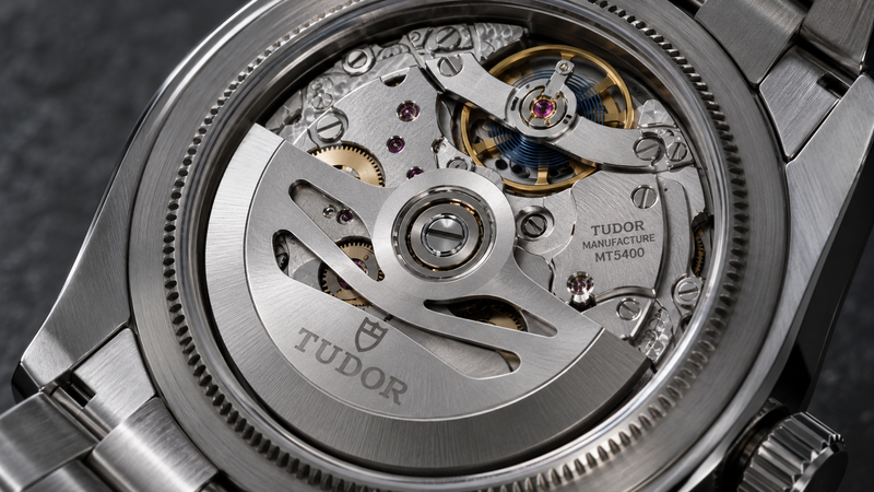 チューダー自社製Manufacture Calibre MT5400のトラバーシングブリッジとテンプを写したムーブメントの拡大写真