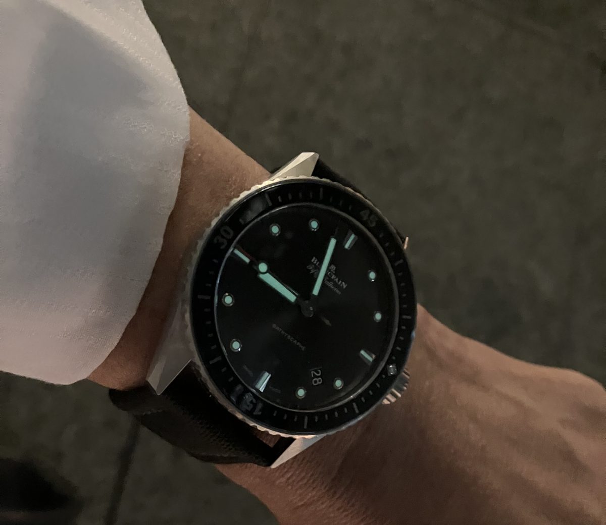 白シャツの袖口からのぞくブランパン フィフティ ファゾムス バチスカーフ 43mm