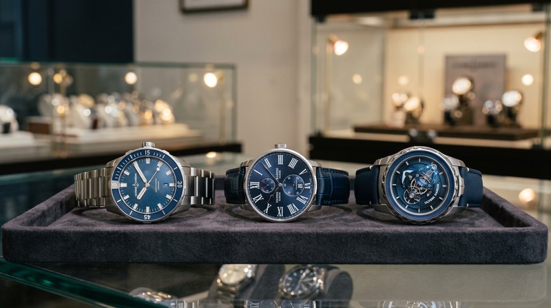 ユリス・ナルダンのダイバー、マリーン、フリークの3本を中古時計店のカウンターのトレーに並べた、市場での評価を考えるイメージ写真