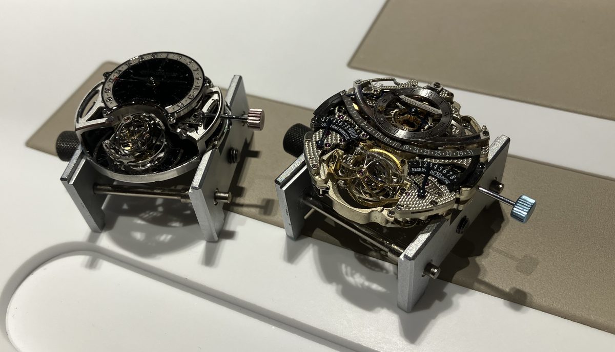 ムーブメントホルダーに固定された2基のトゥールビヨンムーブメント