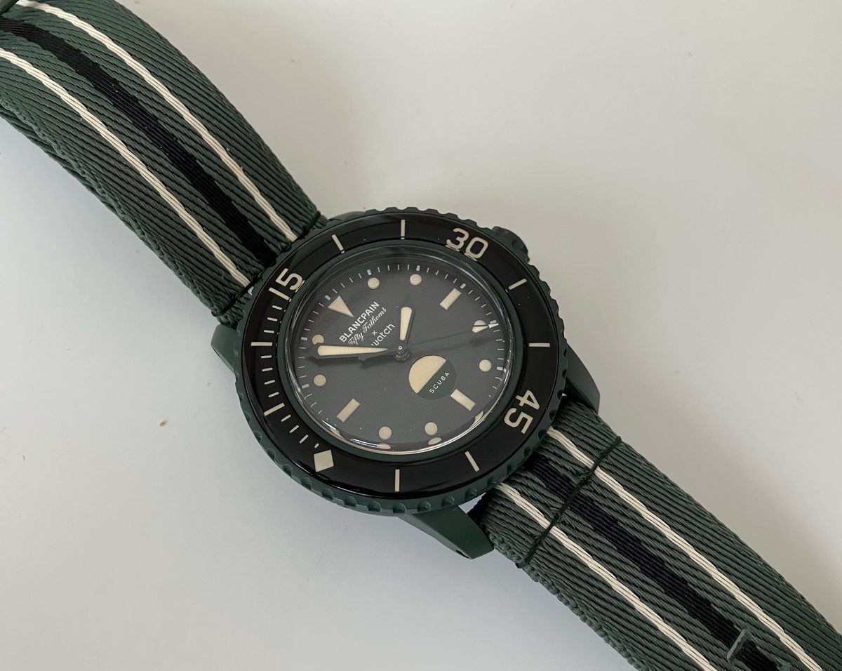 グリーンの樹脂ケースとストライプ入りNATOストラップのスウォッチ×ブランパン スキューバ フィフティ ファゾムス GREEN ABYSS